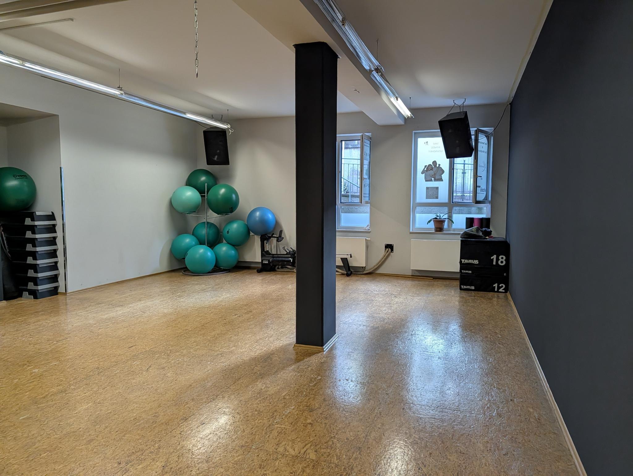 Heller Kursraum mit Gymnastikbällen